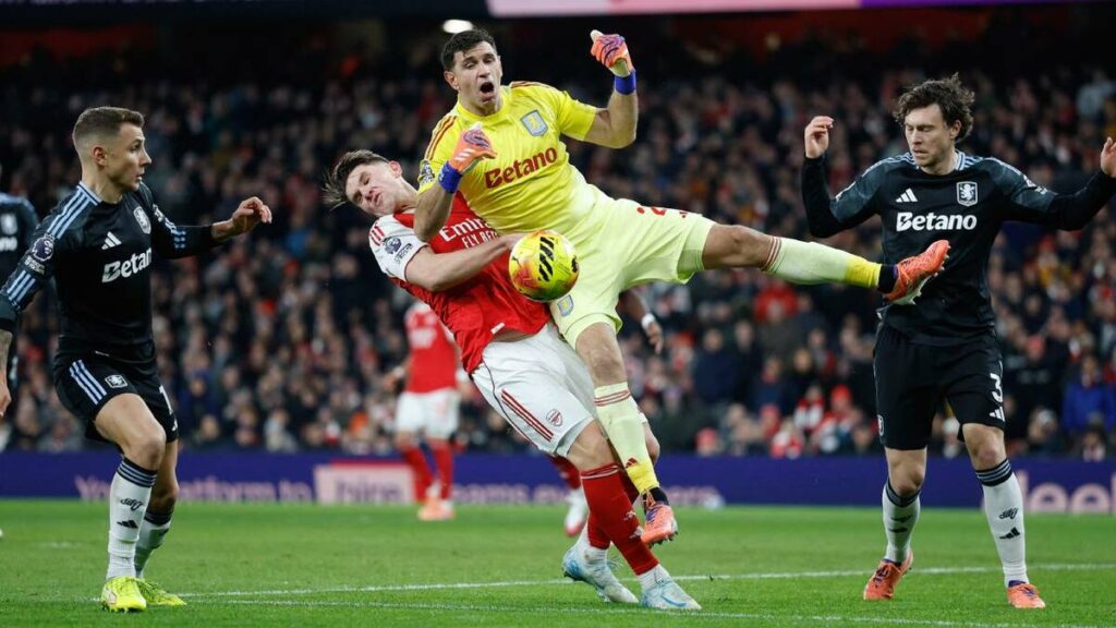 Dibu Martínez sufre un error impactante en la goleada del Arsenal sobre Aston Villa | VIDEO