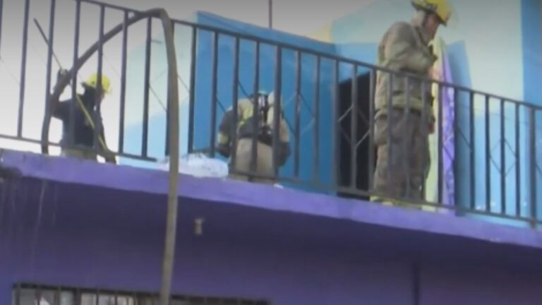 Incendio en Torreón provoca movilización de cuerpos de emergencia para rescate de adulta mayor