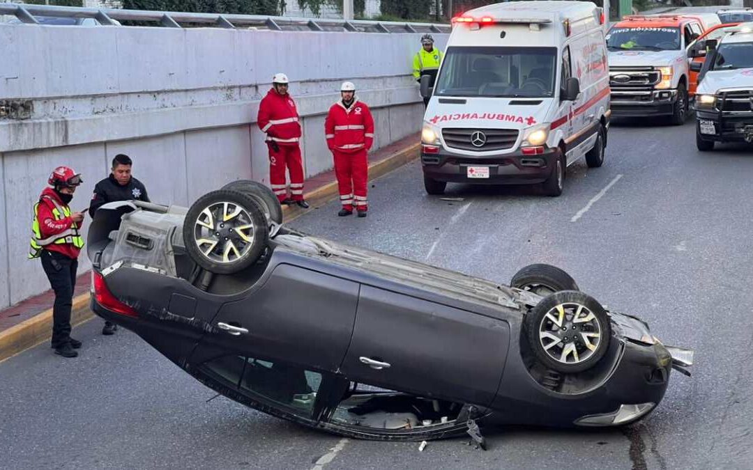 Volcadura en Monterrey Obstaculiza Vialidad en Garza Sada y Lázaro Cárdenas