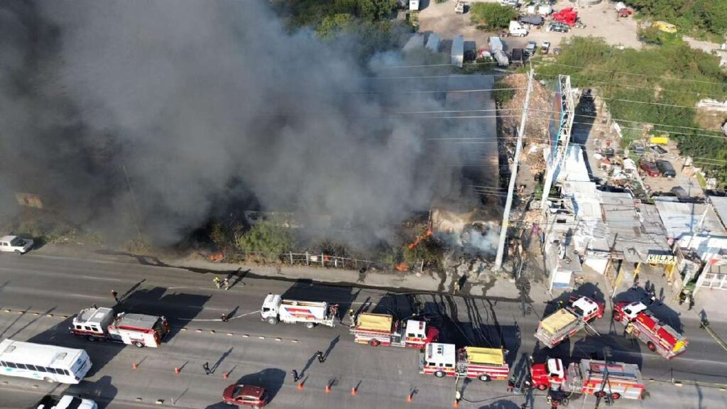 Cómo un Fuerte Incendio en un Almacén Provocó la Movilización de Emergencias en Monterrey