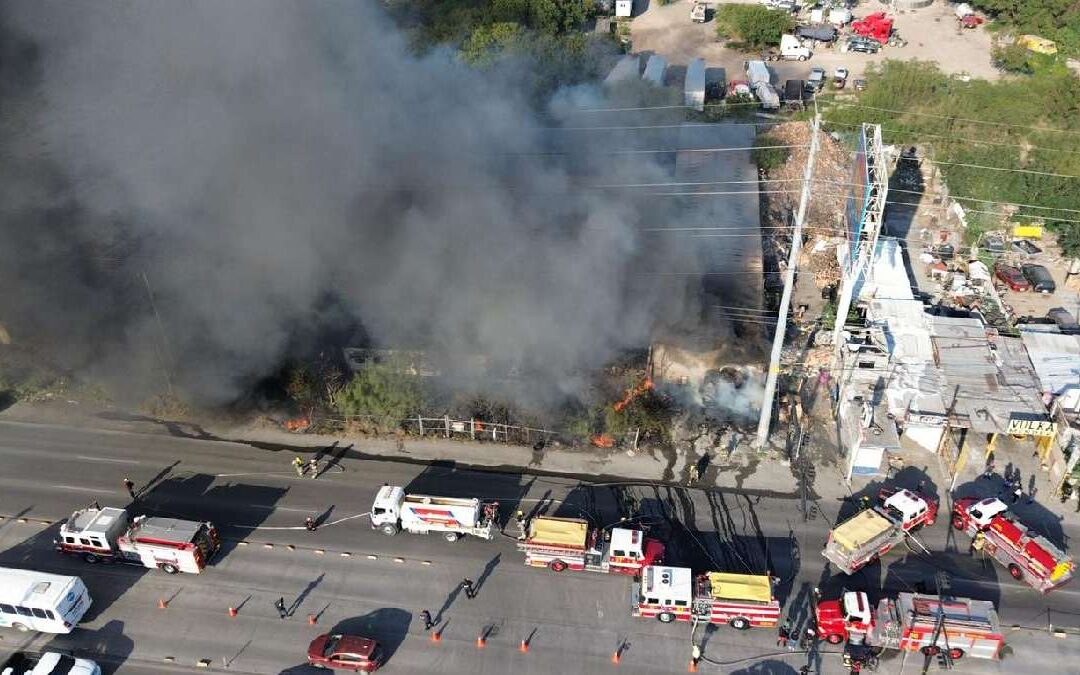 Cómo un Fuerte Incendio en un Almacén Provocó la Movilización de Emergencias en Monterrey
