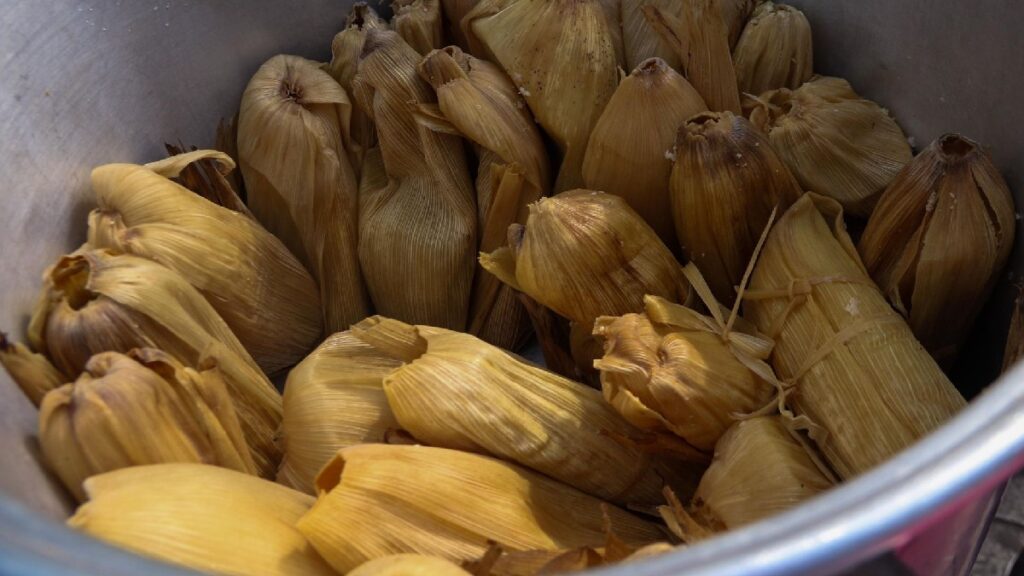 Familias de Saltillo Sin Descanso por Alta Demanda en la Venta de Tamales