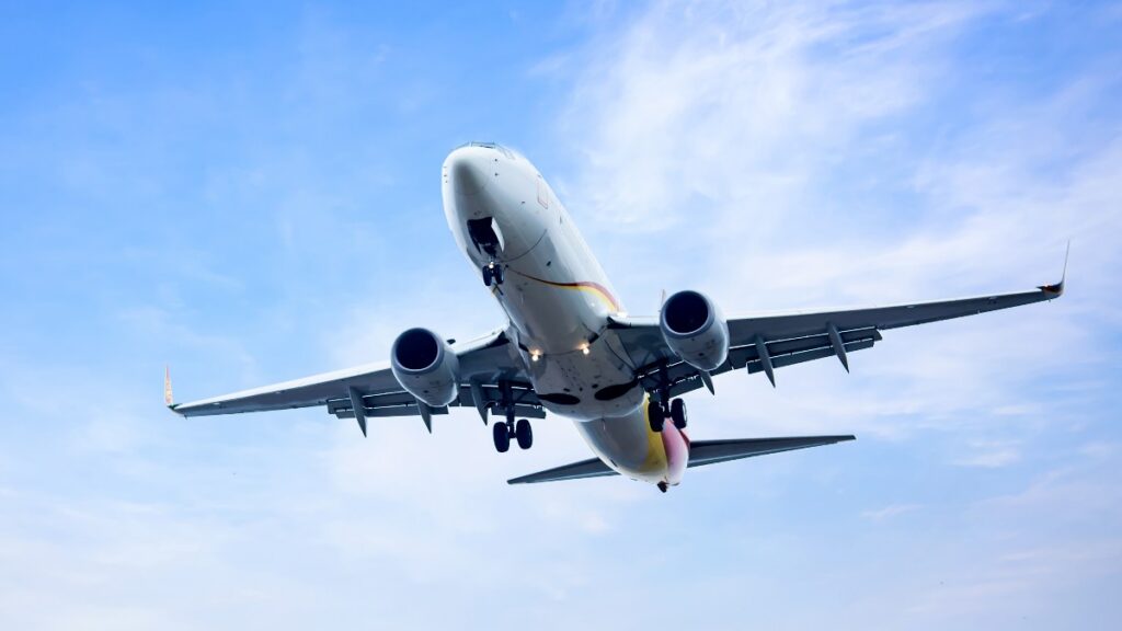 Desvío del vuelo Madrid-Monterrey a Canadá por trágica muerte de pasajero