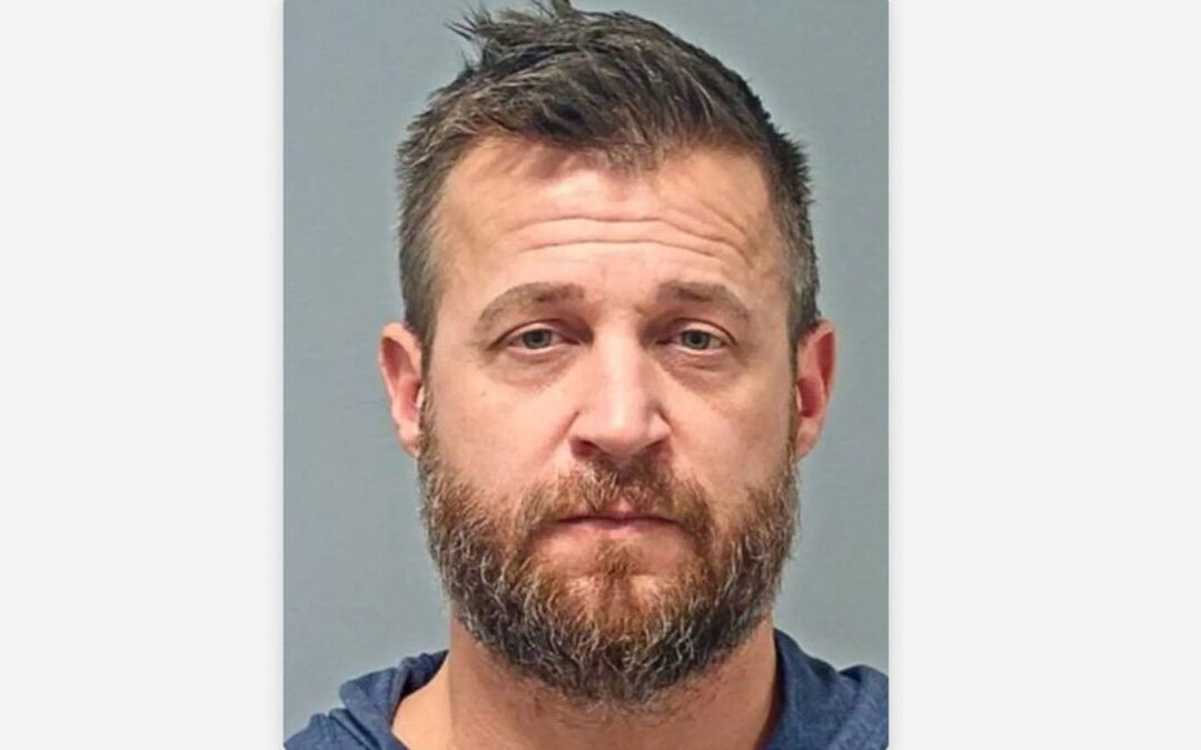 Detienen a exestrella de reality show en Stockton por abuso de menores y animales