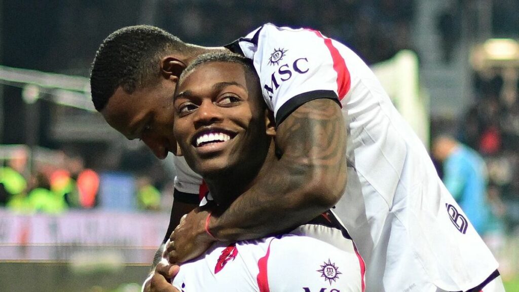 El Milan supera al Cagliari y se coloca como líder provisional; el sustituto de Santi Gimenez hace su debut