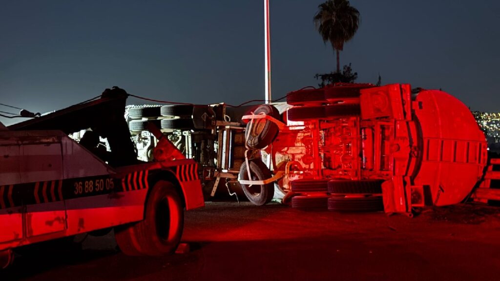 Accidente de Pipa Volcada en la Carretera a Chapala Cerca del Aeropuerto de Guadalajara