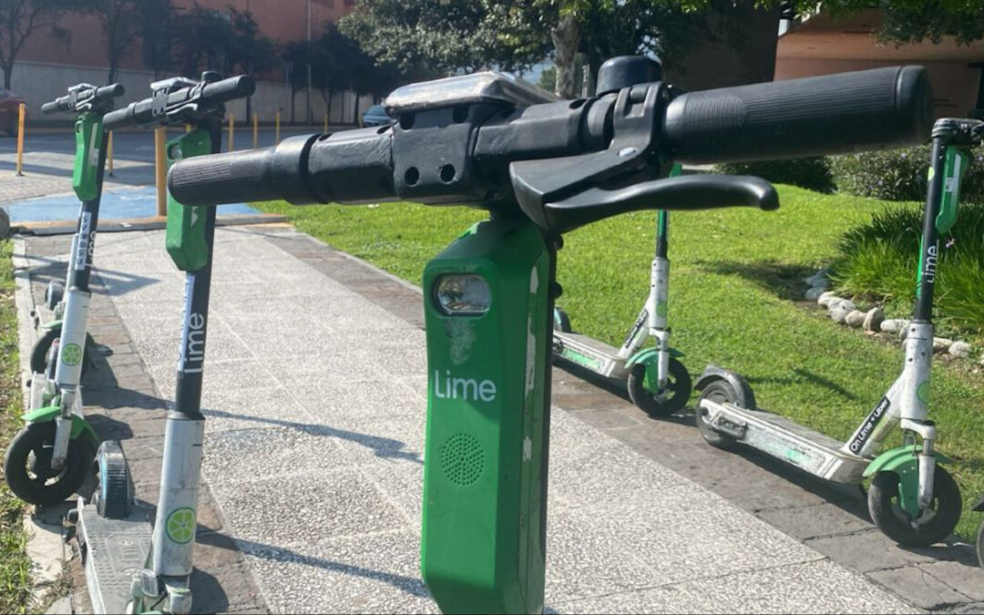 Scooters Eléctricos Crecen en la Zona Tec de Monterrey a Pesar de la Falta de Regulación