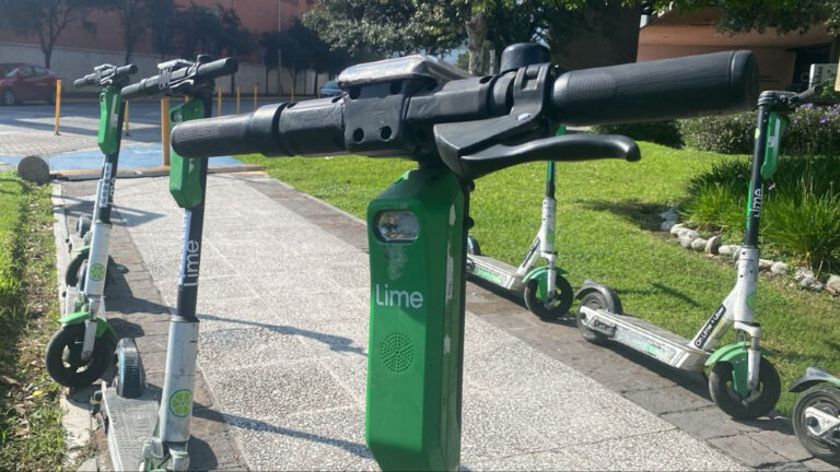 Scooters Eléctricos Crecen en la Zona Tec de Monterrey a Pesar de la Falta de Regulación