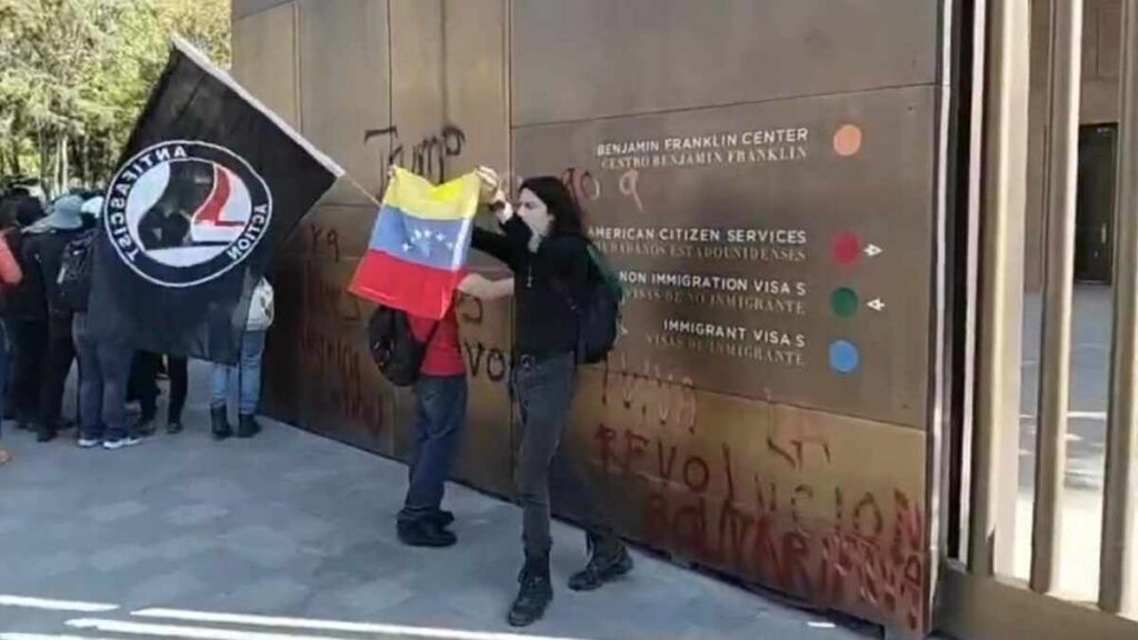 Ataque a la Embajada de Estados Unidos en México tras la Captura de Nicolás Maduro | VIDEO