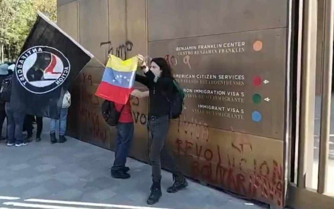 Ataque a la Embajada de Estados Unidos en México tras la Captura de Nicolás Maduro | VIDEO