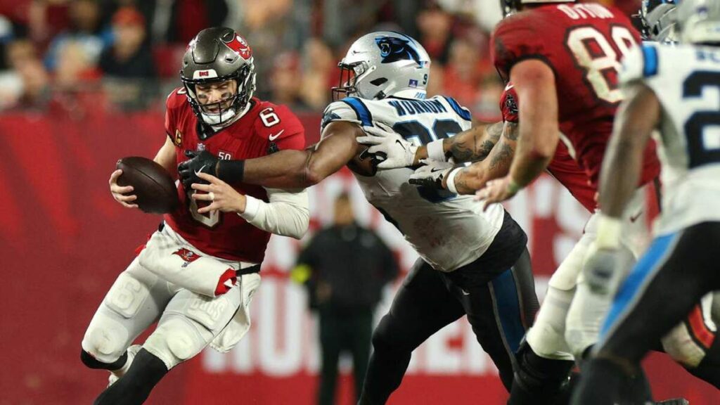 Buccaneers Mantienen Esperanza de Postemporada tras Victoria sobre Panthers