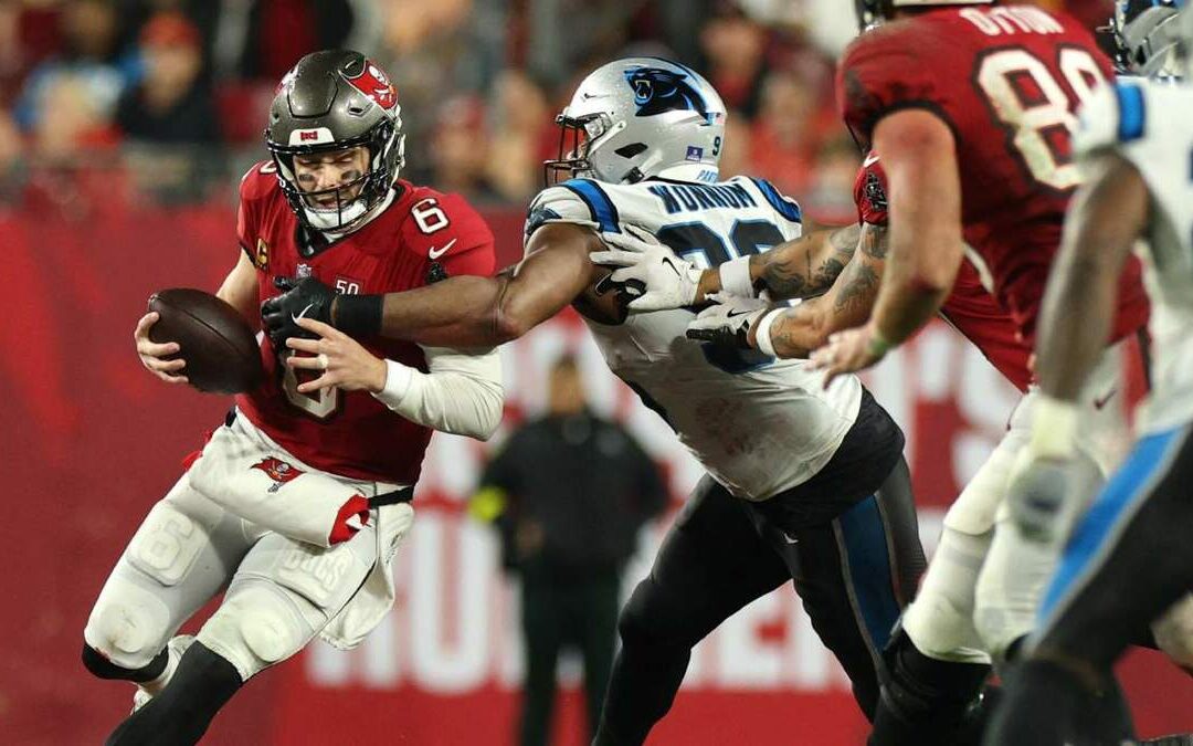 Buccaneers Mantienen Esperanza de Postemporada tras Victoria sobre Panthers