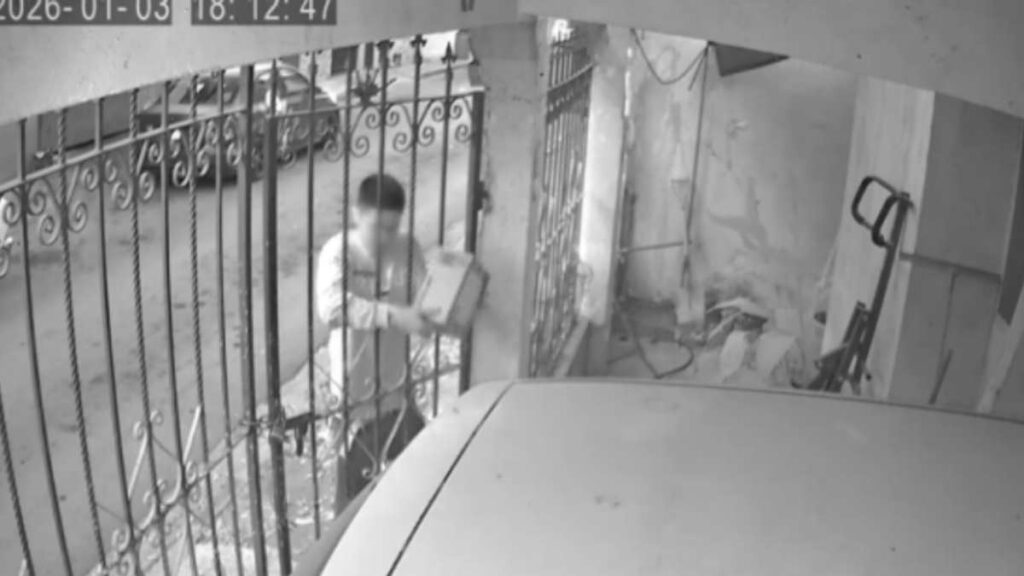 Robo de Paquetes Amazon en Monterrey: Joven Sorprendido al Sustraer un Paquete