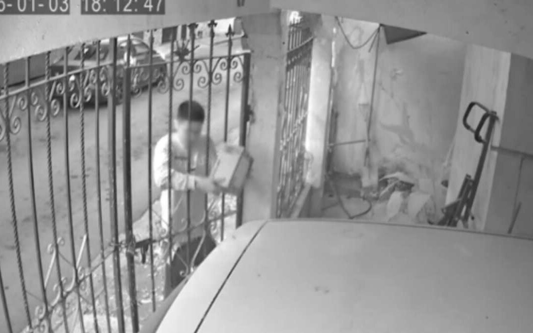 Robo de Paquetes Amazon en Monterrey: Joven Sorprendido al Sustraer un Paquete