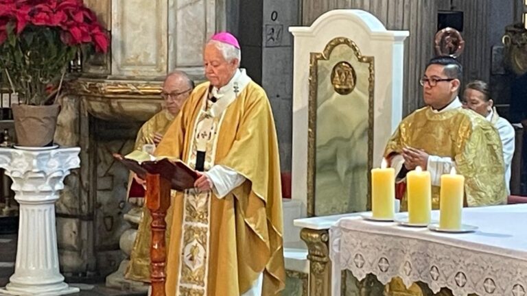 El Arzobispo de Puebla Aboga por la Paz en el Día de Reyes y Recuerda a las 14 Víctimas del Descarrilamiento del Tren