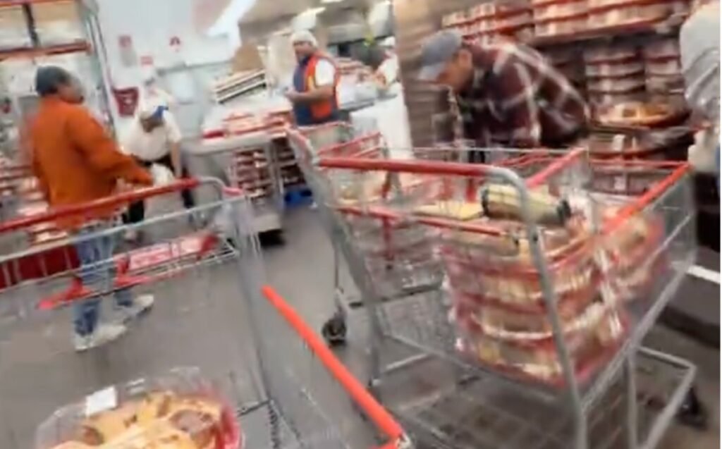 Compradores Compulsivos Arrasan con las Roscas en Costco Guadalajara
