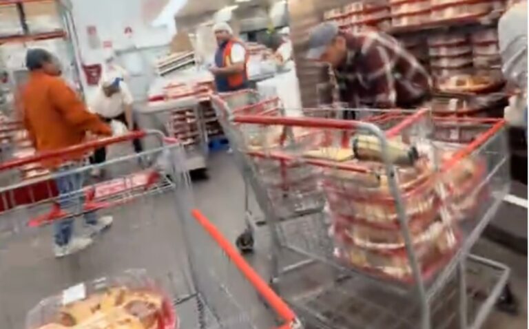 Compradores Compulsivos Arrasan con las Roscas en Costco Guadalajara