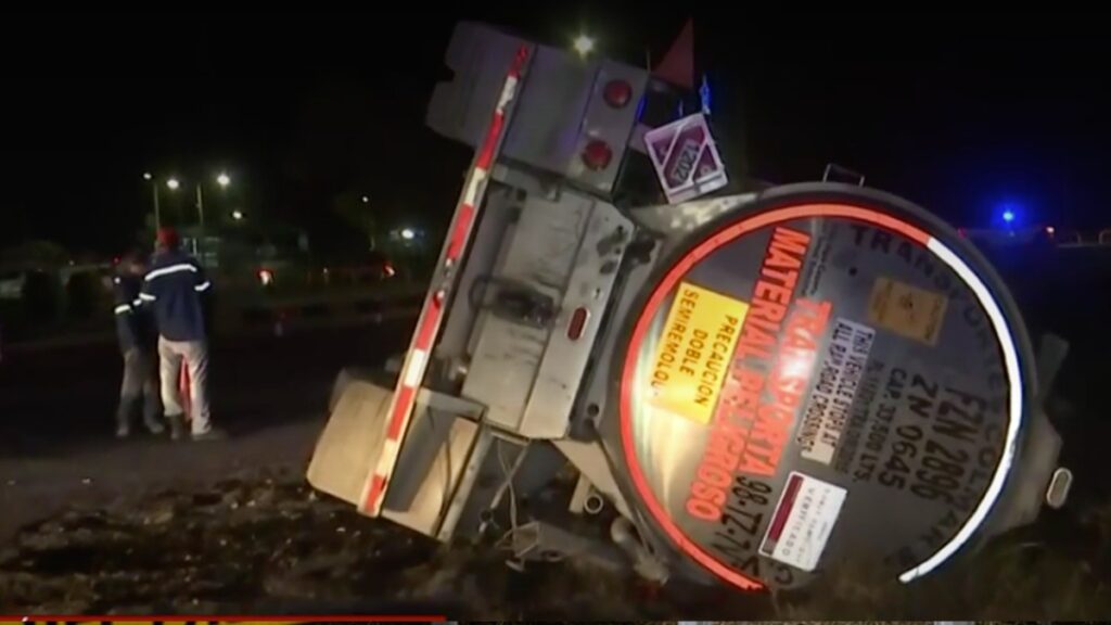 Accidente de Volcadura de Pipa: Emergencias Activadas por Derrame de Diésel en Lerdo