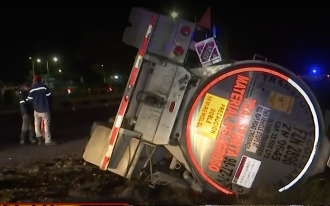 Accidente de Volcadura de Pipa: Emergencias Activadas por Derrame de Diésel en Lerdo