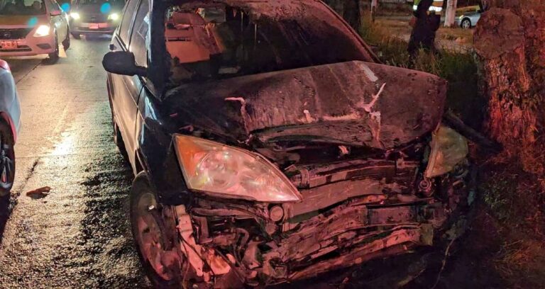 Accidente automovilístico en Tonalá provoca incendio de camioneta tras impresionante choque