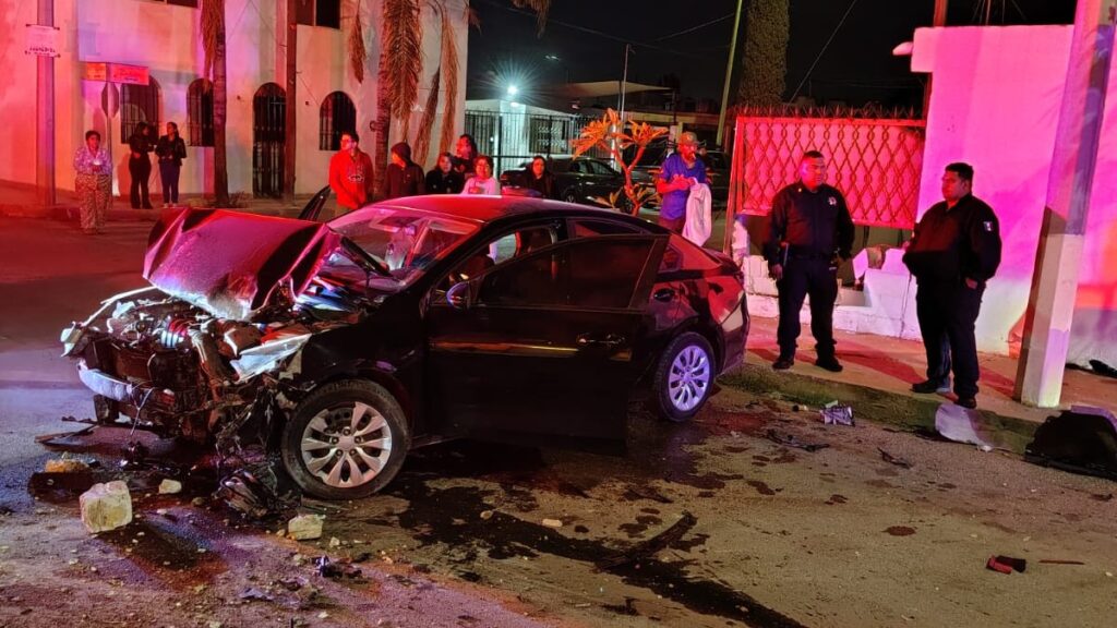Joven Causa Aparatoso Accidente en Torreón y Derriba Barda de Vivienda