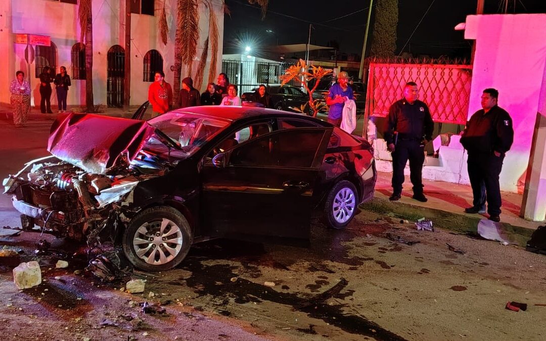 Joven Causa Aparatoso Accidente en Torreón y Derriba Barda de Vivienda