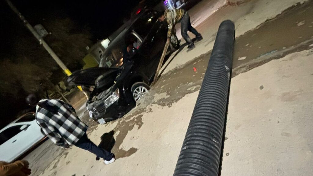 Accidente de camioneta en Las Carolinas de Torreón por zanja de SIMAS