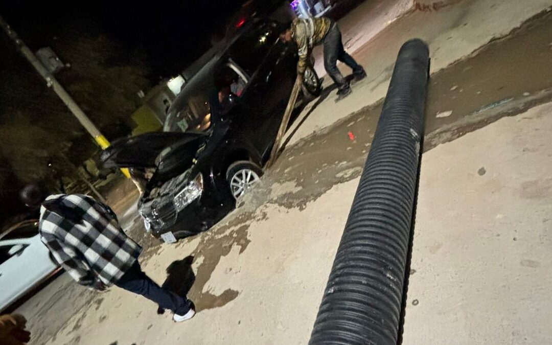 Accidente de camioneta en Las Carolinas de Torreón por zanja de SIMAS