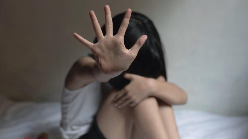 Fiscalía Detiene a Tres Hombres por Abuso Infantil y Violación en el AMG