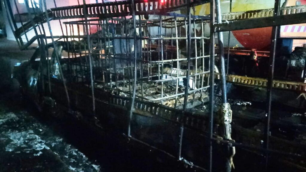 Incendio Impactante Consume Camioneta Cargada de Solventes en Vía Pública en Tlajomulco