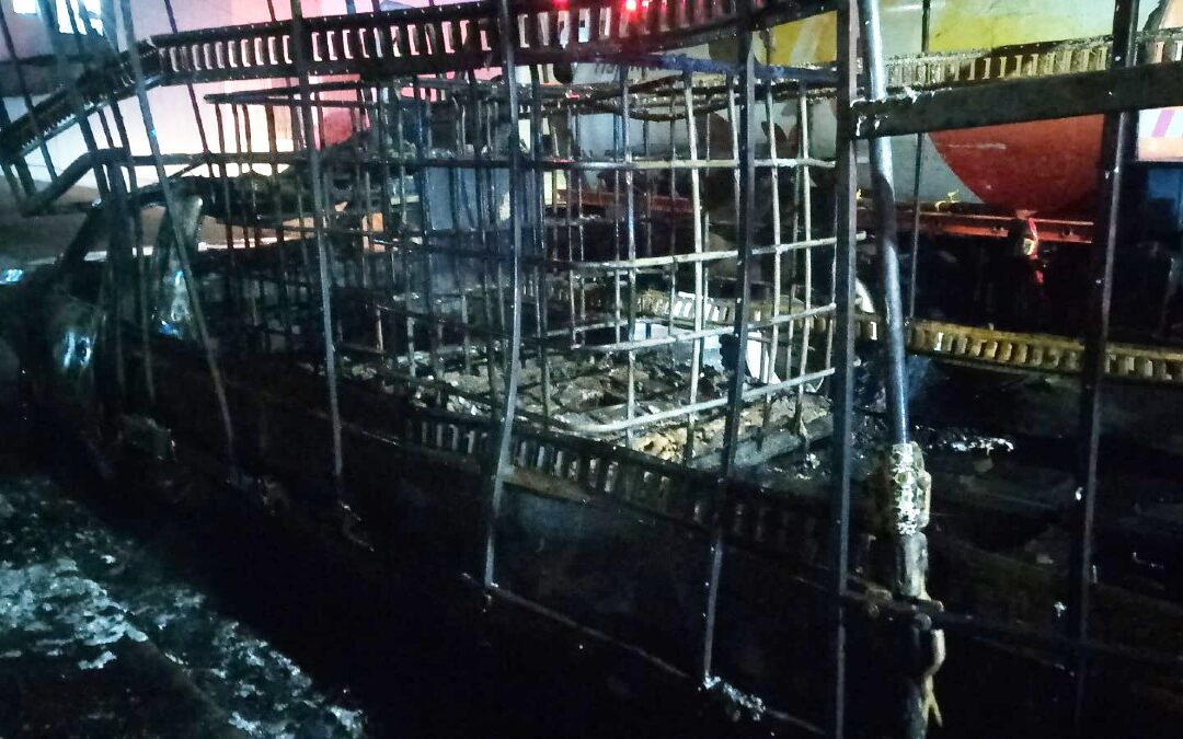 Incendio Impactante Consume Camioneta Cargada de Solventes en Vía Pública en Tlajomulco