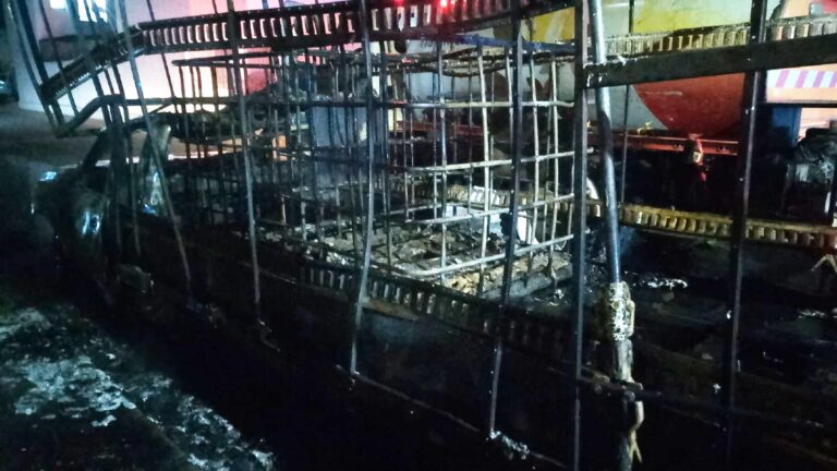 Incendio Impactante Consume Camioneta Cargada de Solventes en Vía Pública en Tlajomulco