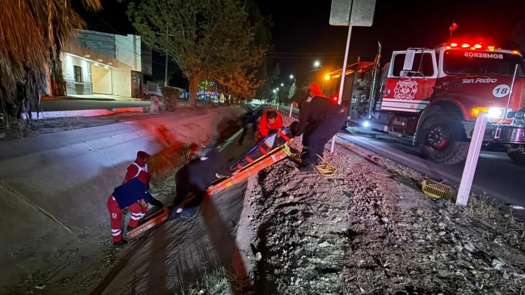 Motociclista lesionado en San Pedro tras caer en canal de riego; Rescate en camilla