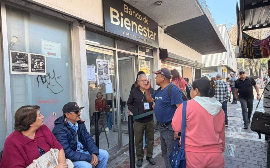 Pensión del Bienestar: Así se presentan las filas en el banco de avenida Juárez en Guadalajara