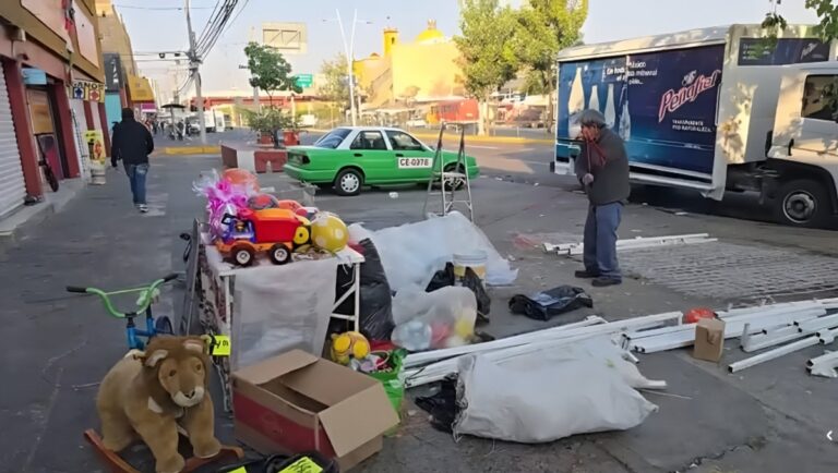 Don Juanito: un vendedor de juguetes en Stockton espera toda la noche para ayudar a su esposa enferma