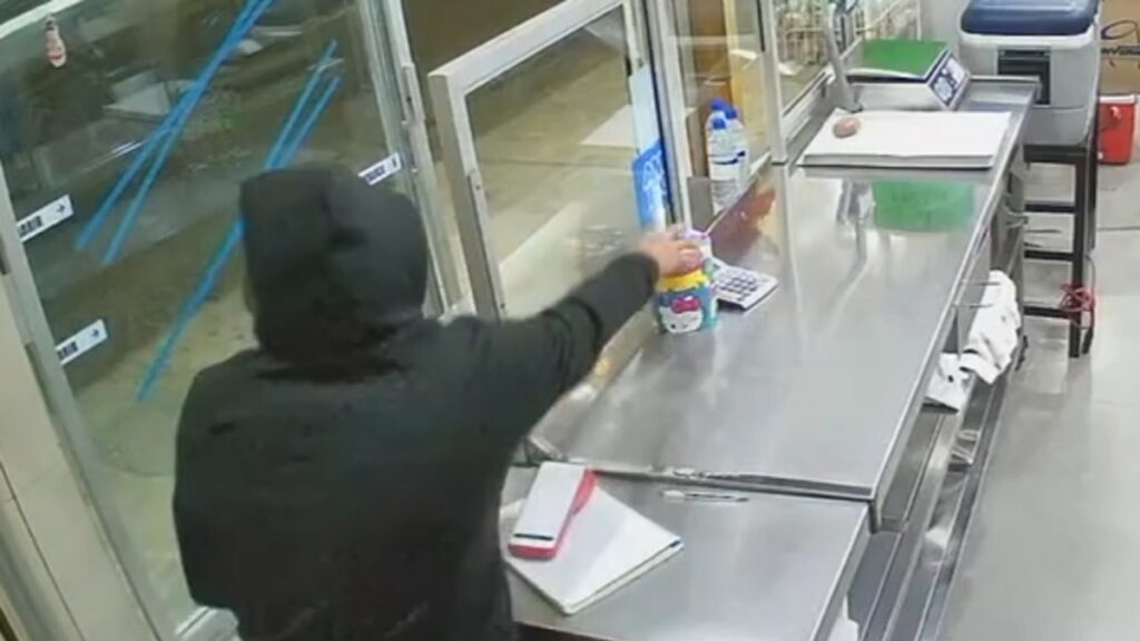 Asalto en Monterrey: Hombre Intenta Robar Tortillería y Se Lleva el Bote de Propinas | VIDEO