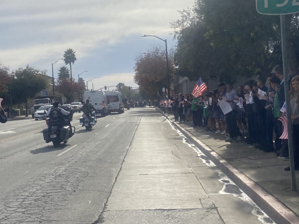 Watsonville Honra a sus Veteranos en una Emotiva Marcha del Día de los Veteranos