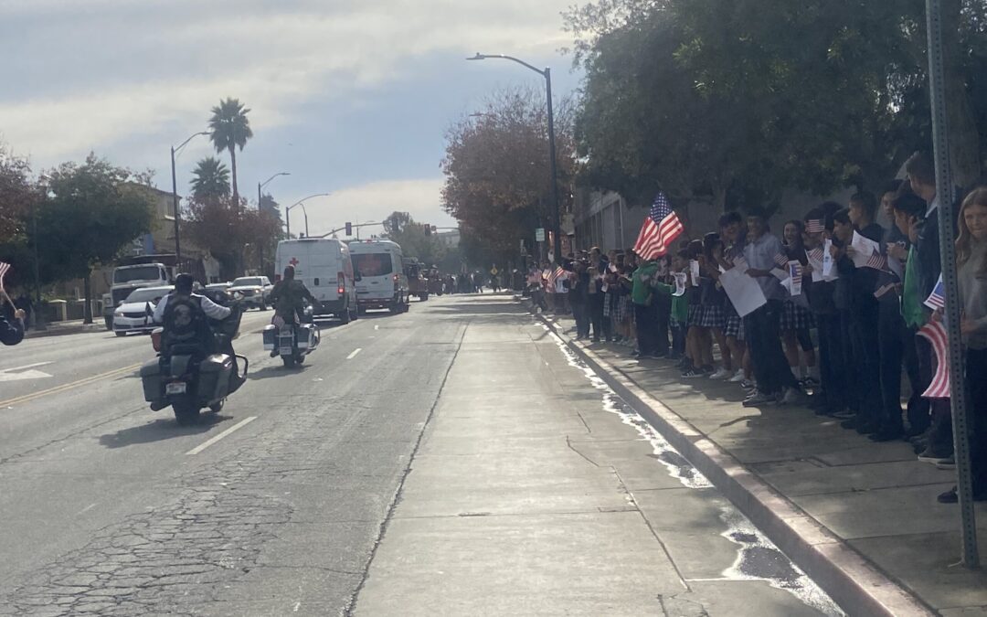 Watsonville Honra a sus Veteranos en una Emotiva Marcha del Día de los Veteranos