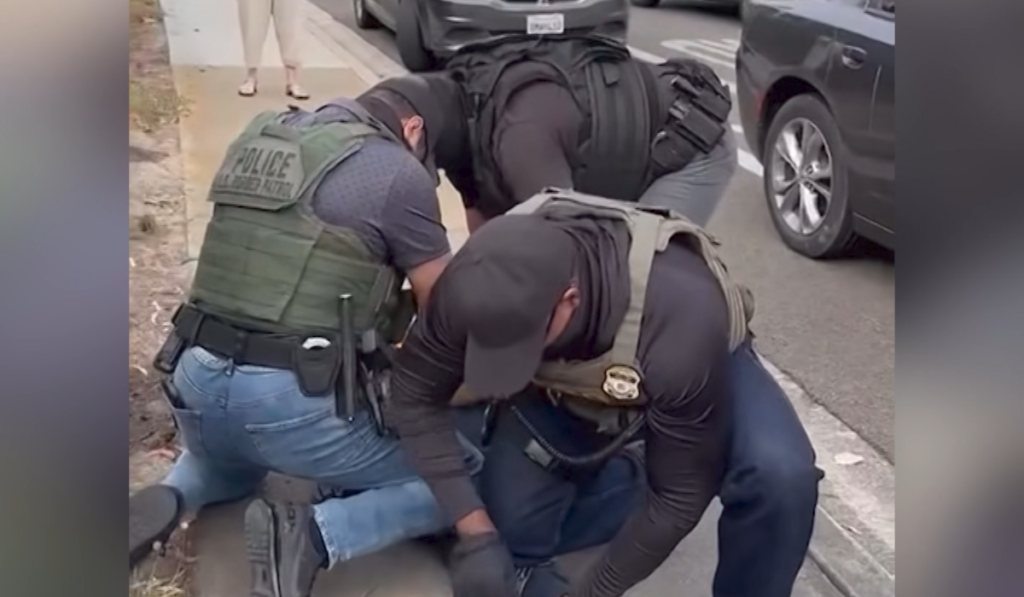 California Prohíbe el Uso de Mascarillas por Parte de la Policía durante Operativos para Fomentar la Transparencia