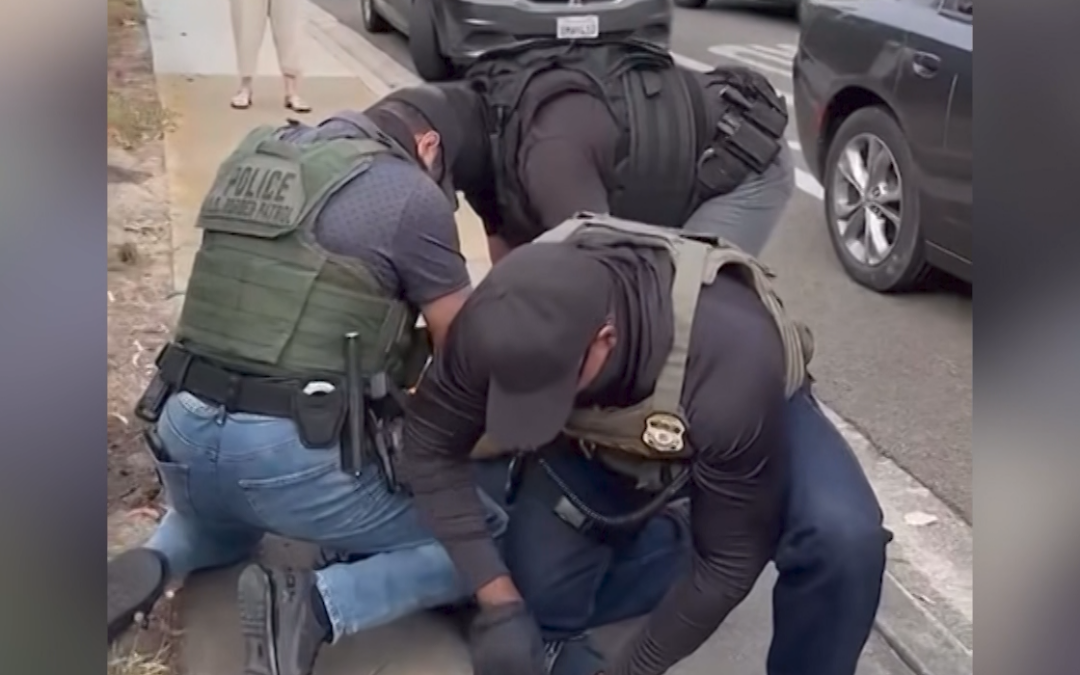 California Prohíbe el Uso de Mascarillas por Parte de la Policía durante Operativos para Fomentar la Transparencia