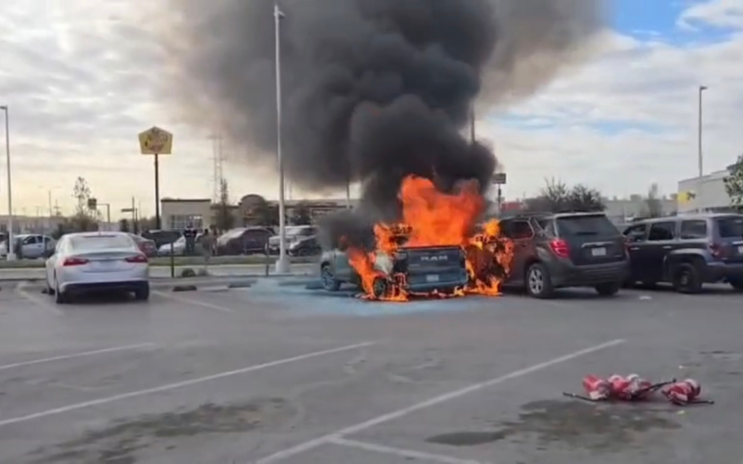 Incendio de camionetas en Plaza Las Torres de Ciudad Juárez por falla mecánica