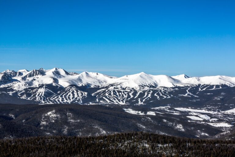 Impacto de la Baja Nieve: Vail Resorts Reporta Caída de Visitantes en el Turismo de Esquí