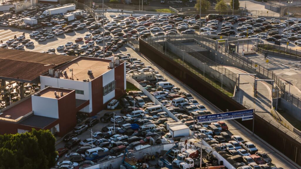 El Chaparral: Madrinas Moverán Miles de Vehículos Decomisados para Desbloquear el Paso Fronterizo