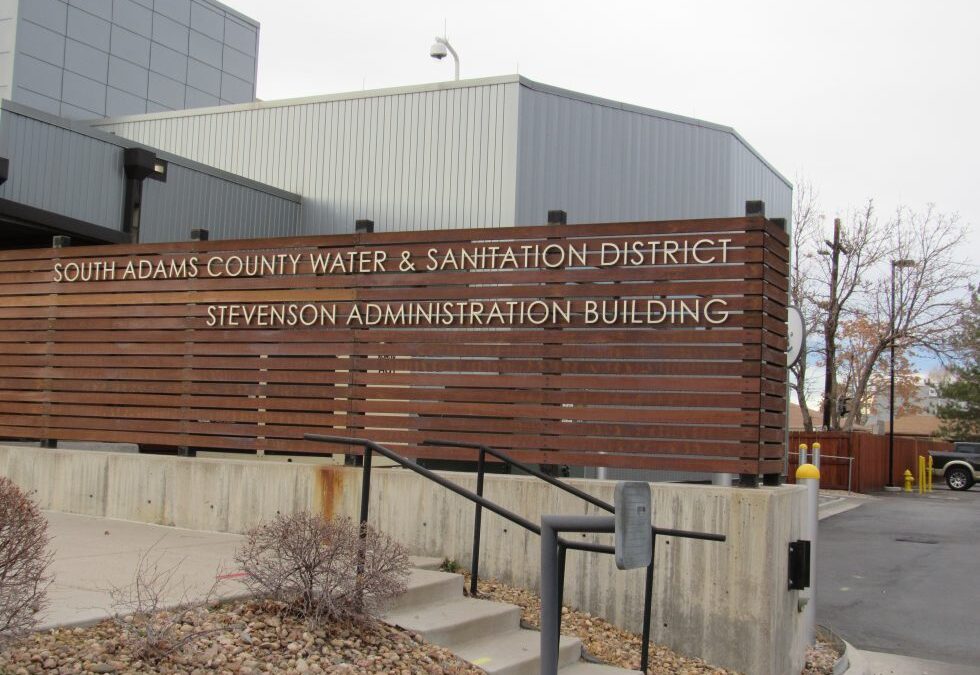 Adams County presenta demanda contra Denver por contaminación del suministro de agua por PFAS