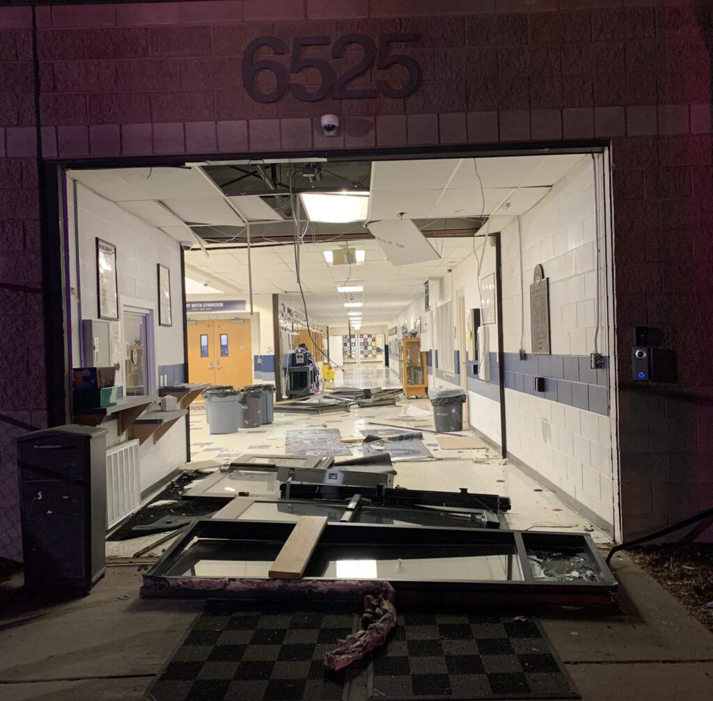 Accidente Escolar: Camioneta se Estrella Contra University High School en Greeley