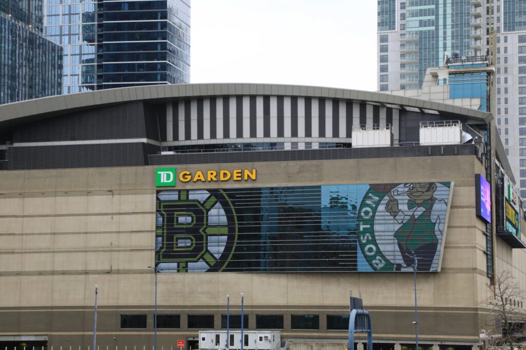 Altercado entre aficionados en TD Garden: Hombre hospitalizado y otro enfrenta cargos