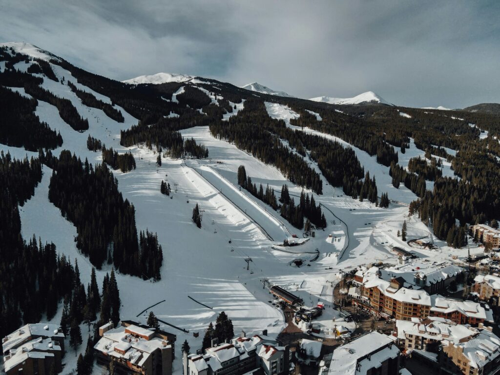 Trágico accidente: Muere esquiador tras chocar contra un árbol en Copper Mountain