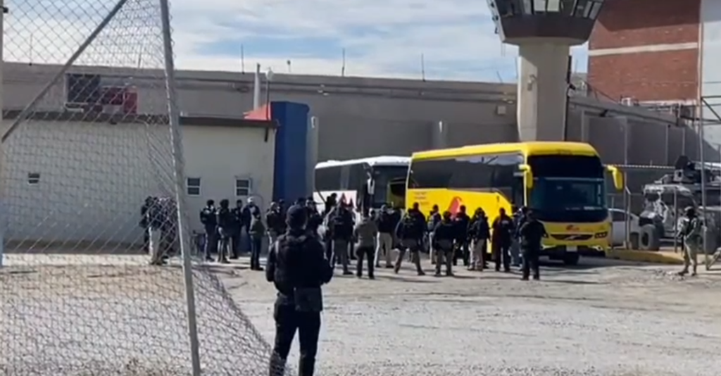 Traslado de internas del CERESO Femenil en Barranco Azul a nuevo centro en Carlos Chavira