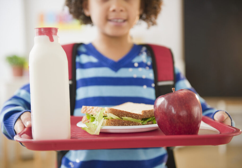Almuerzos escolares en Kansas: Nueva Ley Exigirá Verificación de Ingresos para Beneficiarios