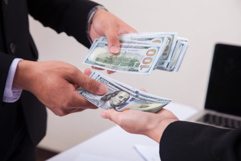 Propuesta en Kansas para elevar el salario mínimo a 16 dólares por hora